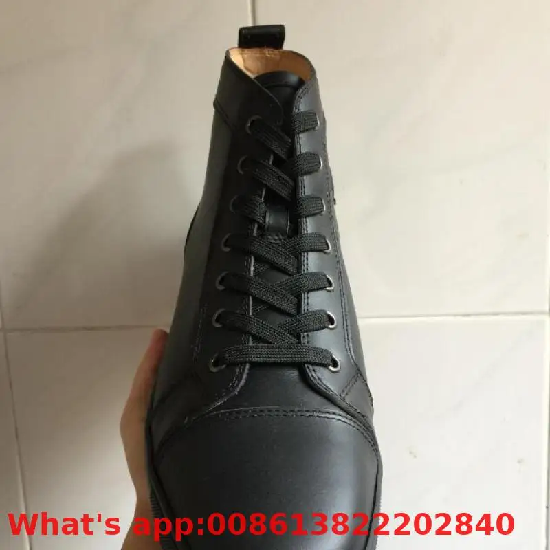 Мужские кроссовки на шнурках черные матовые кожаные с заклепками красной