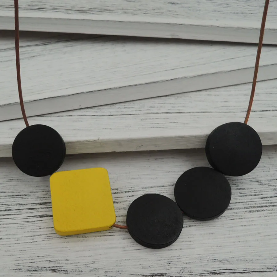 Женское геометрическое ожерелье с подвеской из дерева минималистичное