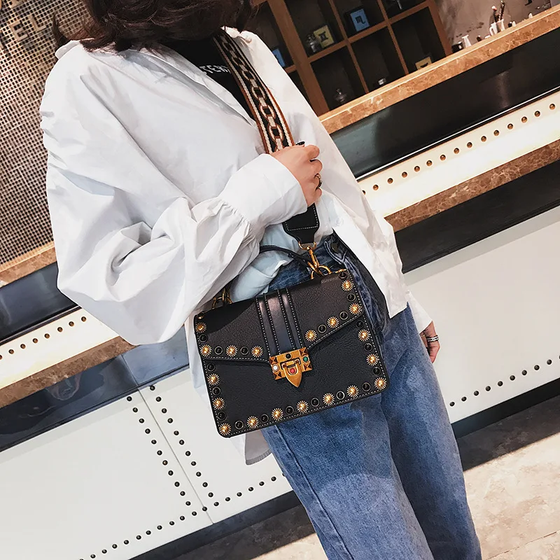 Женщина Сумки 2018 сумки модные Курьерские Винтаж мелких твердых Цвет заклепки