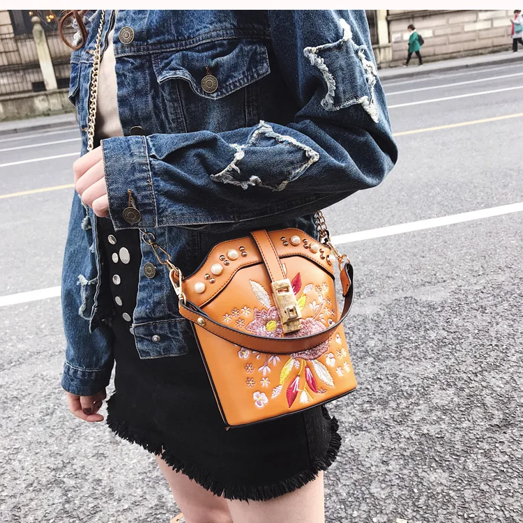 Женская сумка через плечо из искусственной кожи с цветочной вышивкой украшенная