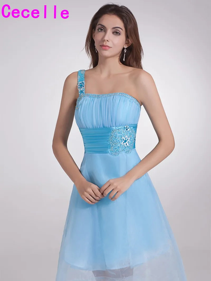 Синие платья для подружки невесты с одним плечом и высоким низким вырезом на