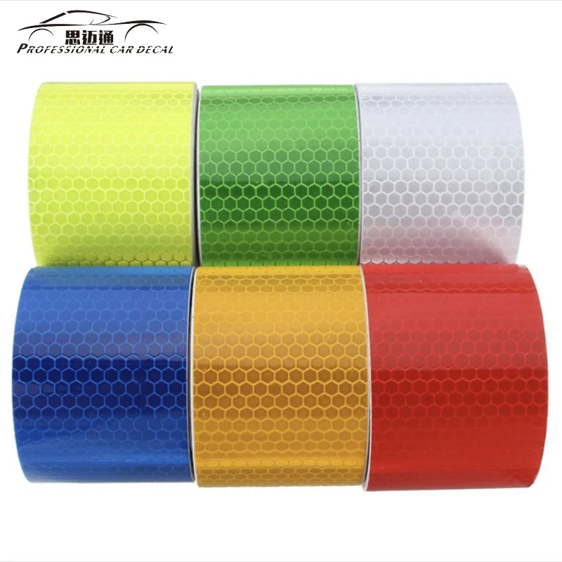 Предохранителем и универсальным питанием от источника переменного или