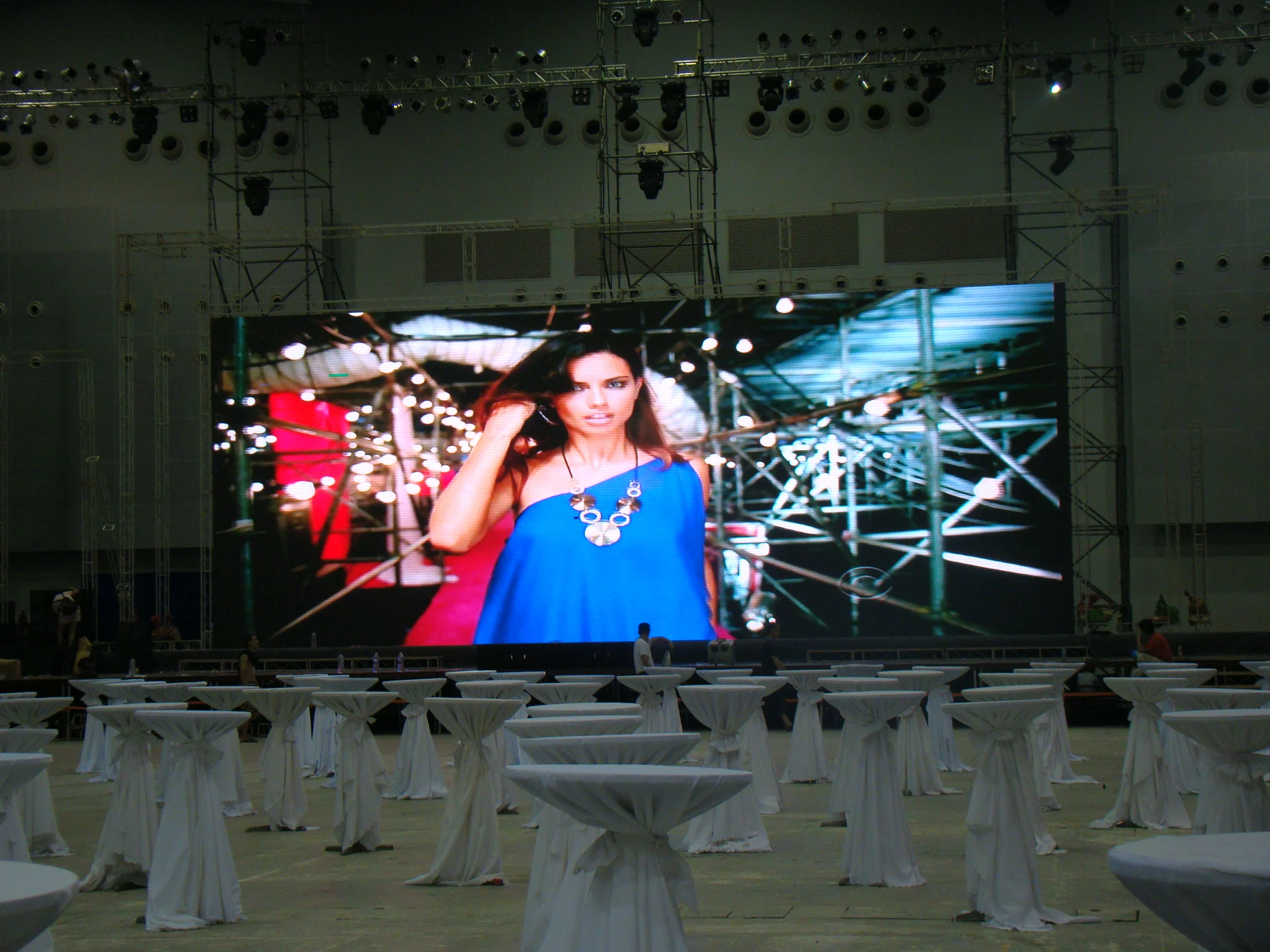 Cheapest price outdoor advertising led display manufacture p3.91 flexible shape mobile video panel low power consumption | Электронные
