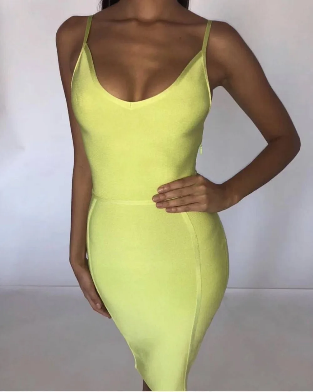 Женское облегающее платье без рукавов зеленое розовое с глубоким v-образным