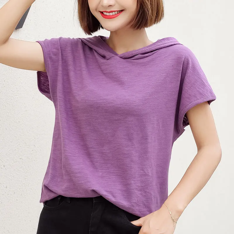 Женская хлопковая футболка с капюшоном фиолетовая коротким рукавом и воротником