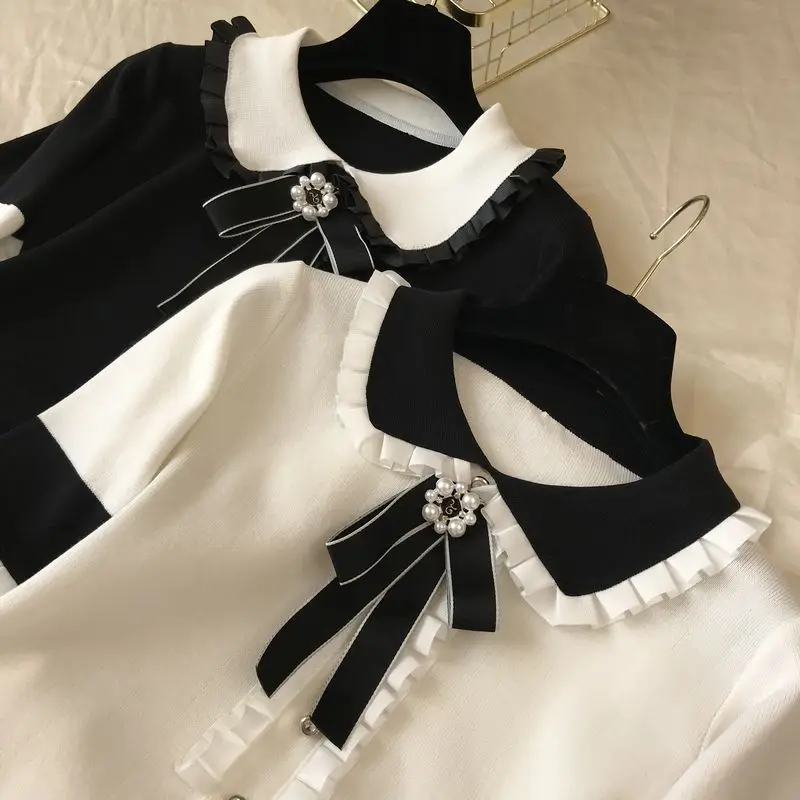 Женское трикотажное платье ALPHALMODA Черное и белое элегантное с цветочной вышивкой