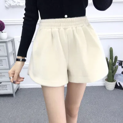 beige Новые уличные шорты из искусственного кроличьего меха, зимние теплые шерстяные короткие штаны, модные черные короткие штаны с эластичной резинкой на талии - Цвет: beige