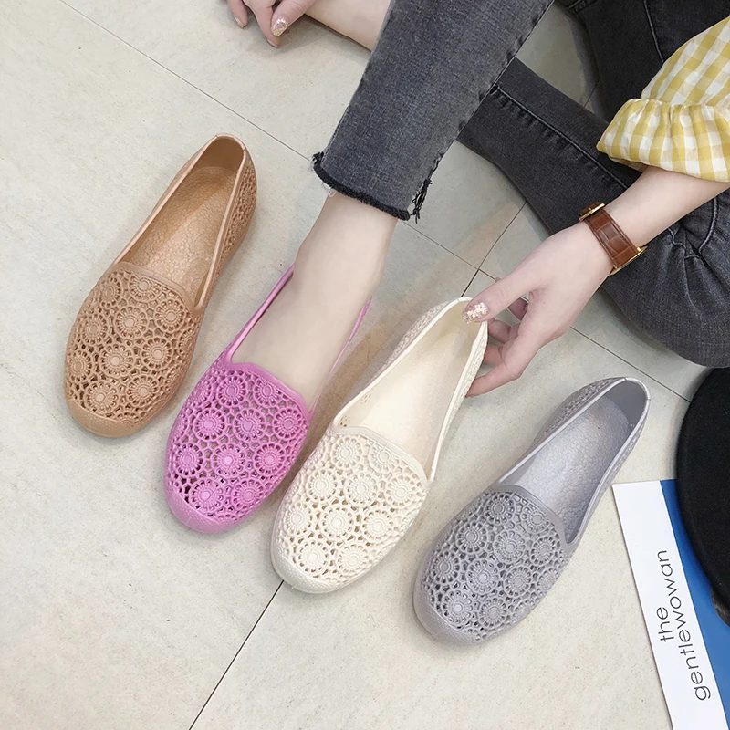 Женские сандалии на плоской подошве с вырезами яркие цвета без шнуровки лоферы