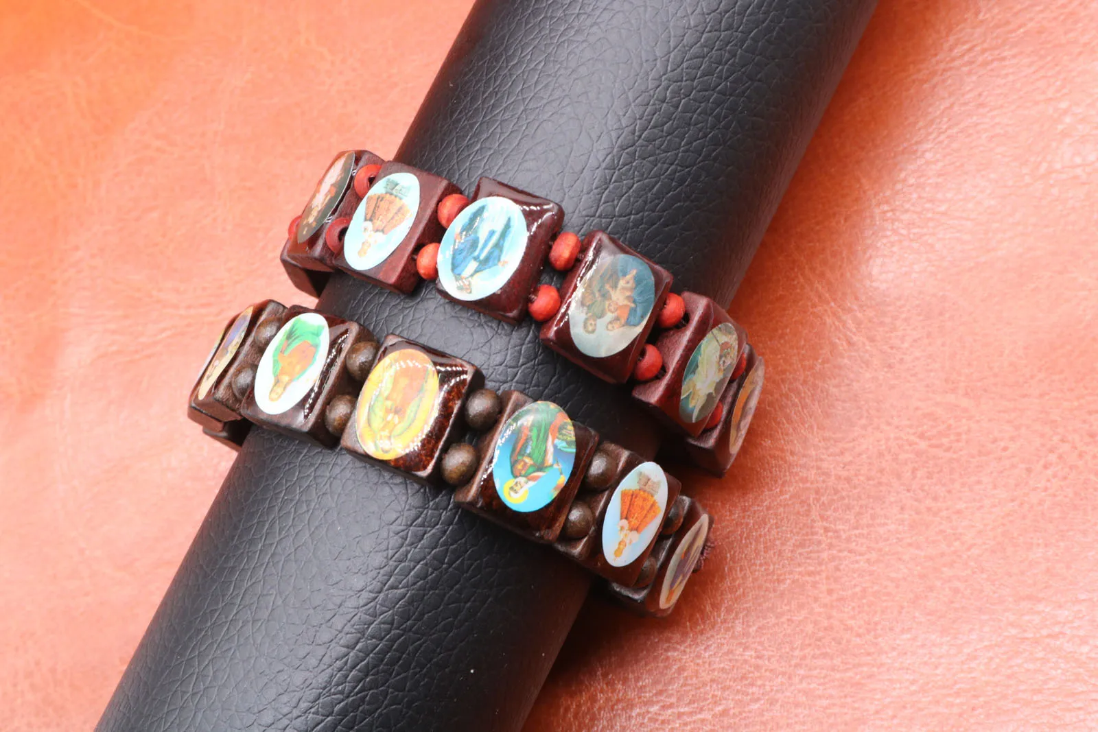 Классический эластичный браслет из красного дерева с коричневыми четками и