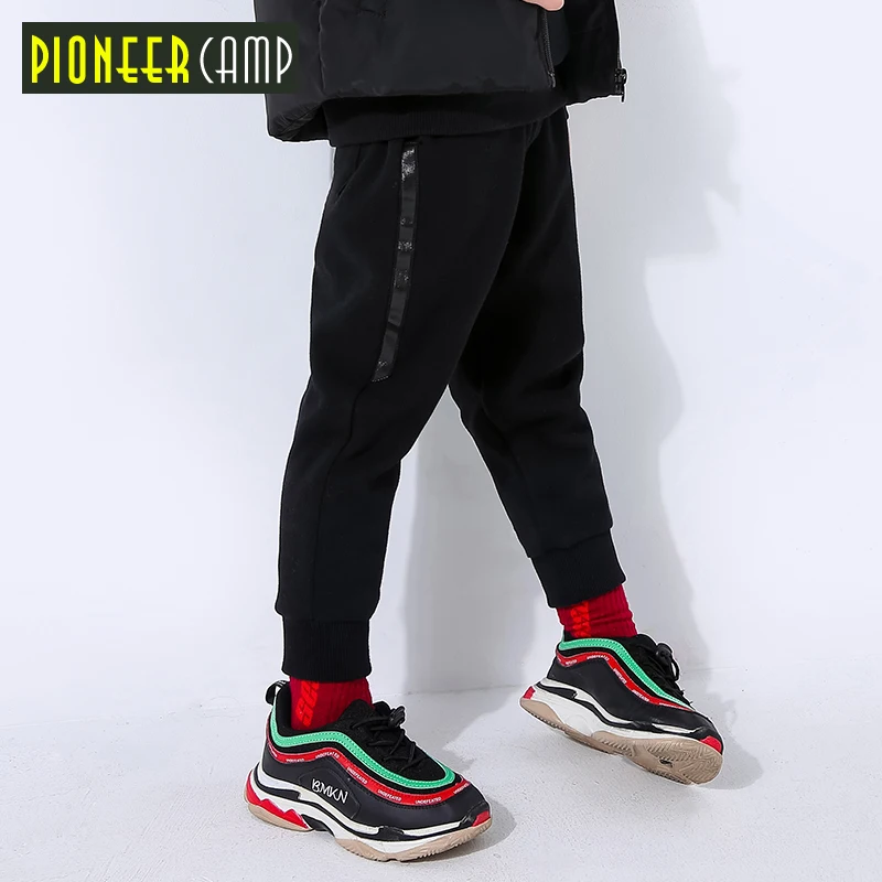 Pioneer camp/Новые Зимние флисовые тренировочные штаны для детей; детская одежда для мальчиков; однотонные брюки; хлопковые теплые штаны черного цвета; BZZ810168