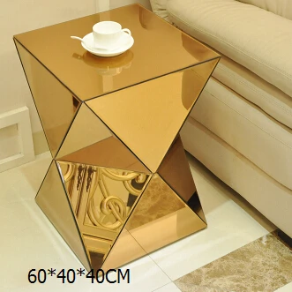 Зеркальный угол дивана с несколькими стеклянными краями несколько простых