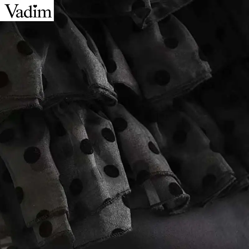 Женское элегантное платье vadim в горошек черное мини без рукавов с оборками стиле
