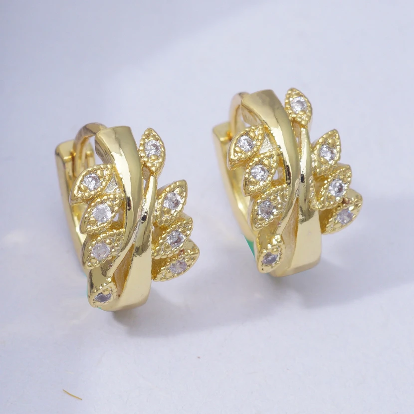 Женские серьги в виде листьев растения с золотым наполнителем и фианитами класса