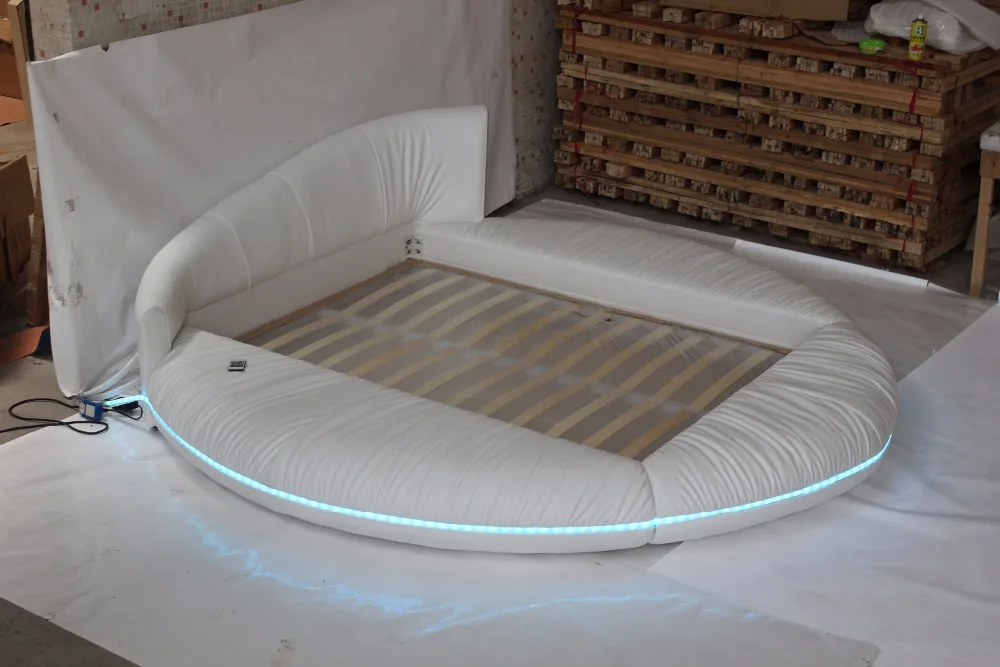 Роскошная очень большая круглая кровать мягкая из кожи с верхним лицевым