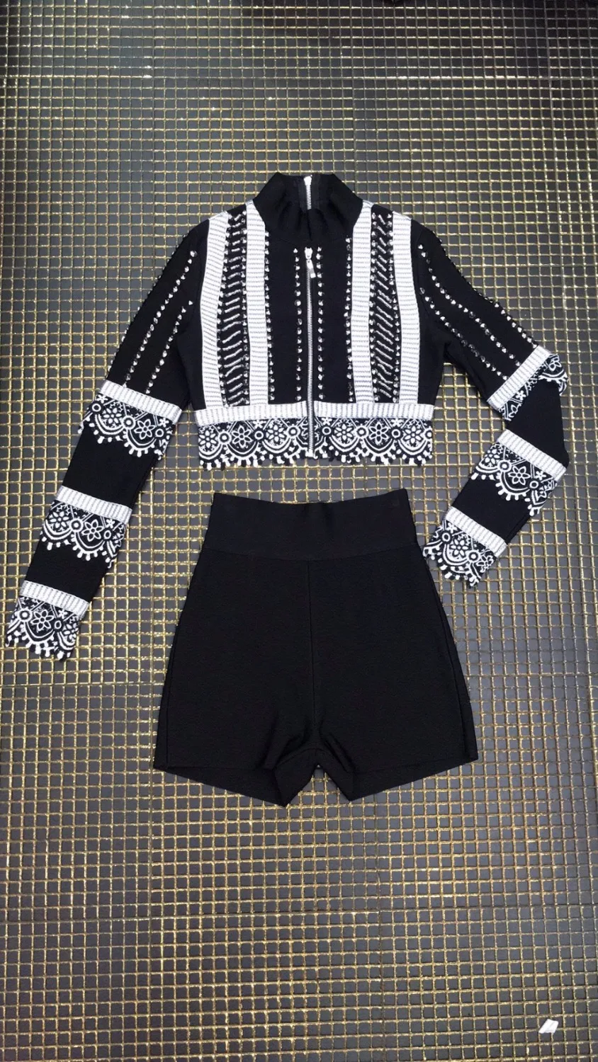 Женский комбинезон с длинным рукавом черный бандажный из вискозы вырезами