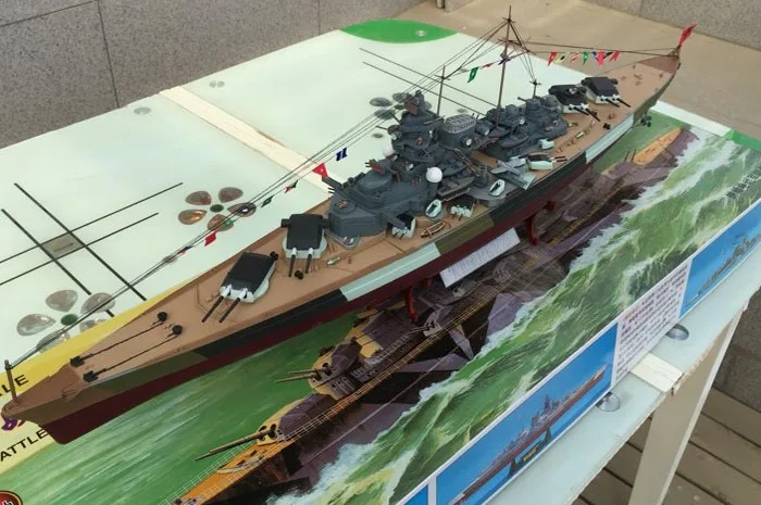 Сборный военный корабль модель 1/350 немецкий Бисмарк военный корабль военная модель с мотором 80601