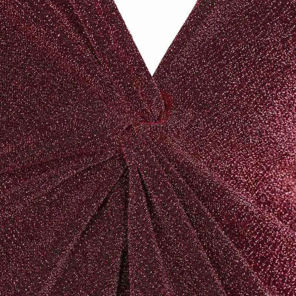 Женское платье трапециевидной формы с длинными рукавами и открытой спиной