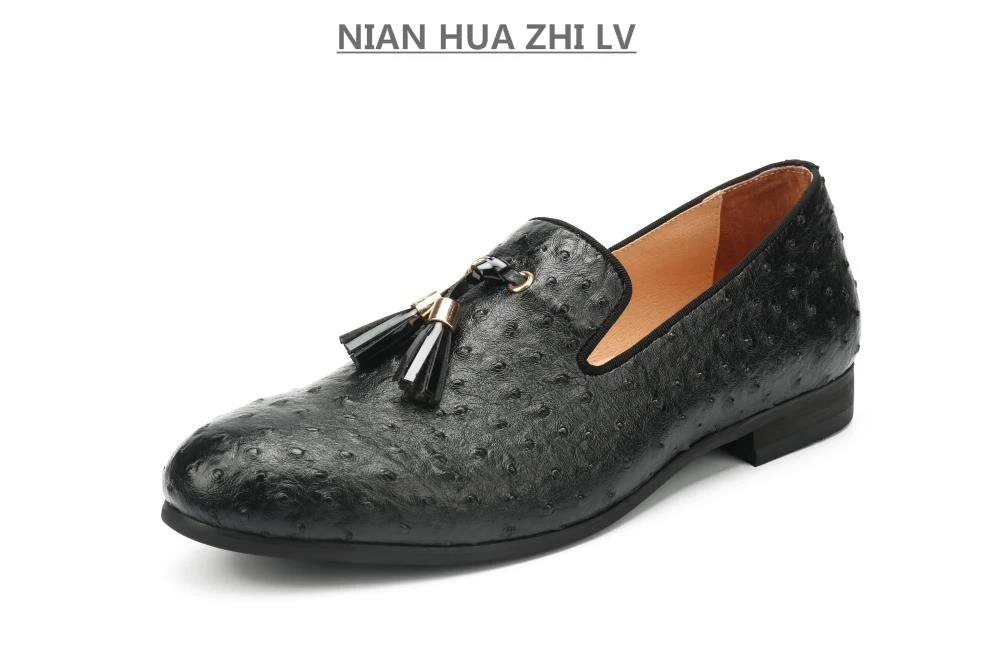 BLACK NIAN HUA ZHI LV/Мужская обувь; Повседневная обувь из черной кожи страуса; золотая кисточка; Роскошные брендовые лоферы - Цвет: BLACK