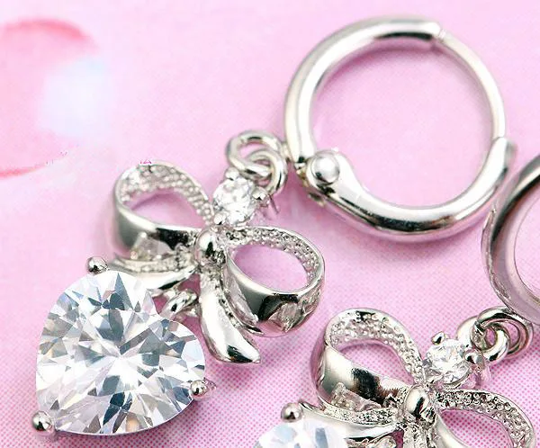 Романтические женские серьги золотистого и белого цвета с сердечком