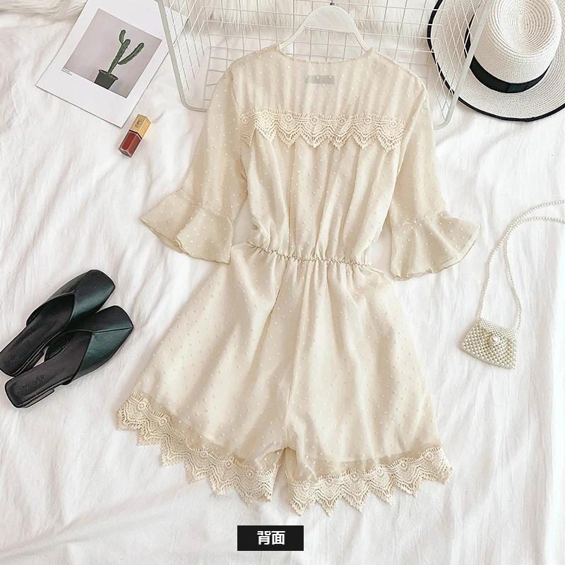 Женский кружевной комбинезон в горошек с треугольным вырезом и рукавами