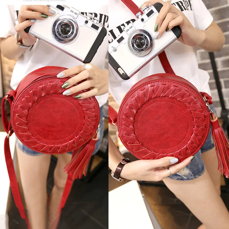 Женская сумка мессенджер с кисточками и круглым плетением милая на плечо 88