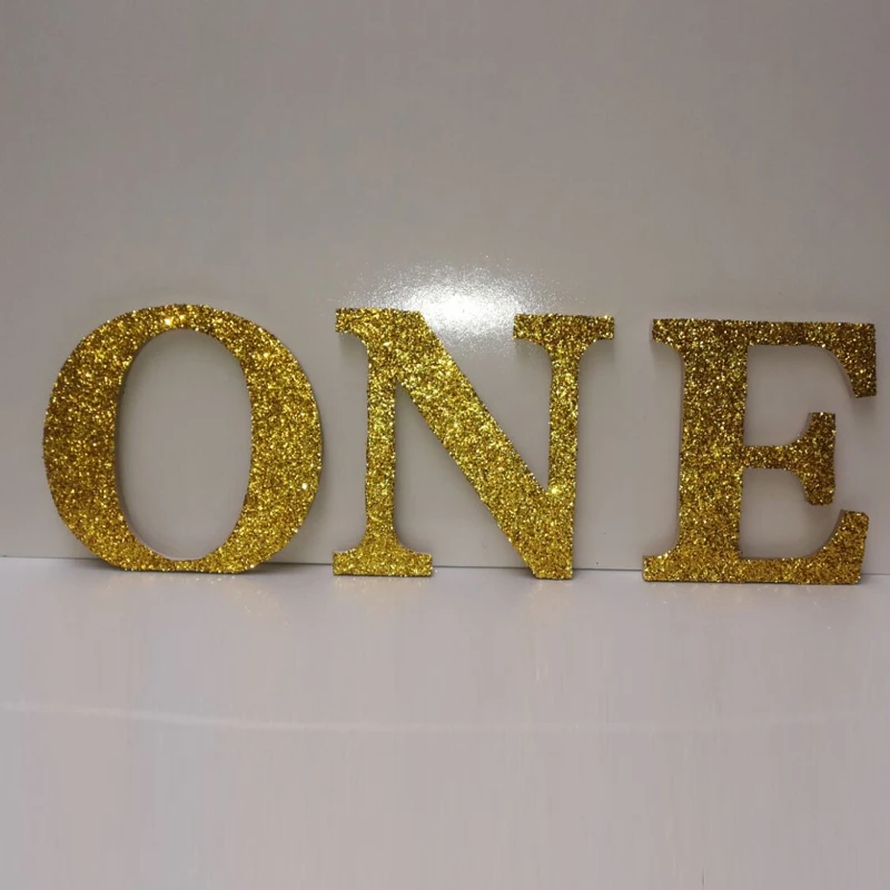 Один подписал первый знак дня рождения в сверкающем первом дне