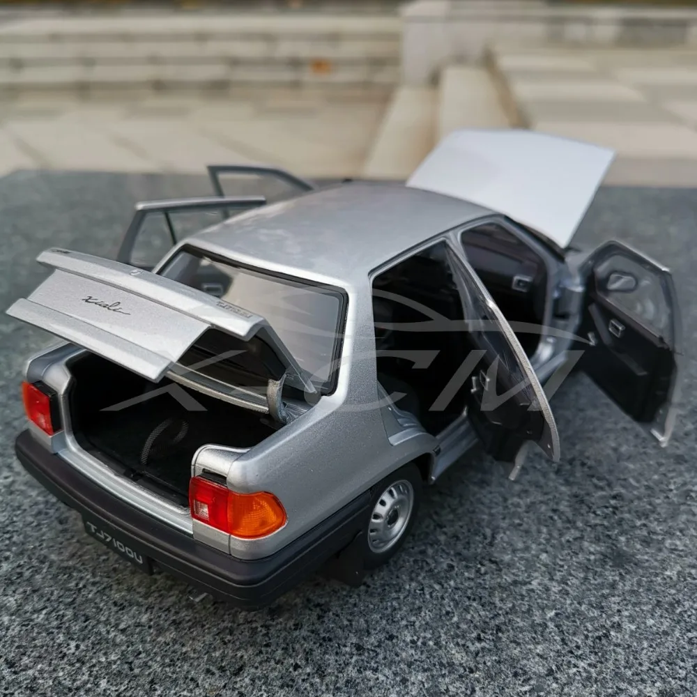 Литьевая модель автомобиля Yiqi китайская Тяньцзинь Xiali TJ7100 седан 1:18 (серебристый) +
