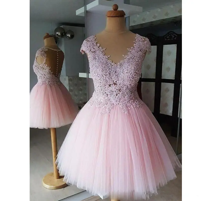 Розовое короткое платье для выпускного вечера с v-образным вырезом и кружевной