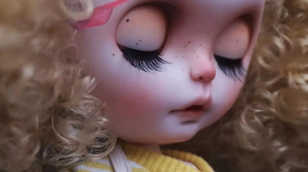 

Blythe little cloth change baby makeup pink curly hair girl Excluding clothes.