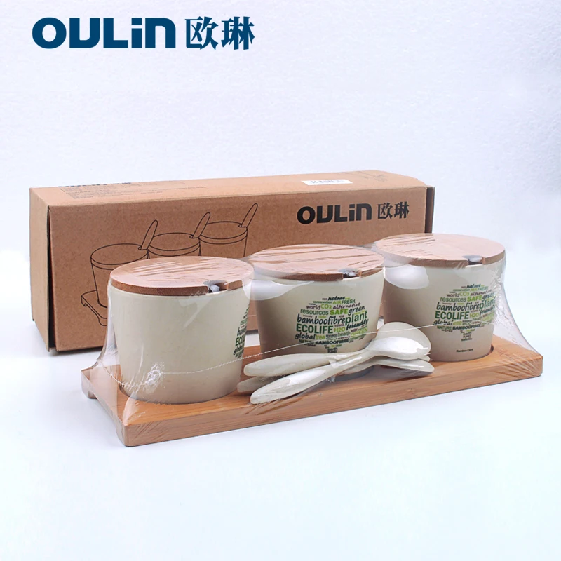 Олин бамбуковое волокно специи банку крышкой установлены три приправы солонка