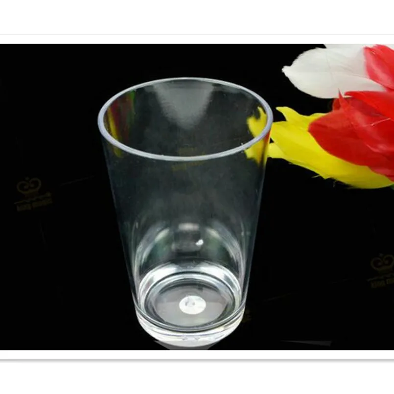 Волшебные фокусы с гидростатическим кубком подхватывание воды на сцене Кубка