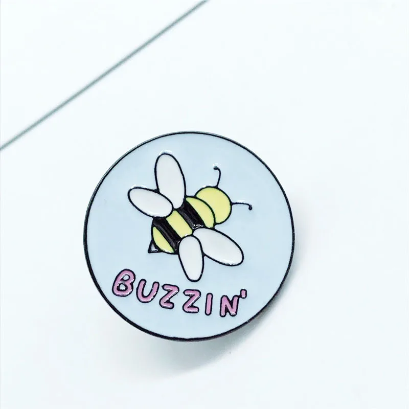Значки с героями мультфильмов письмо BUZZIN броши для женщин Творческий пчелы голуби милые шпильки Jewelry эмаль булавки джинсовые куртки воротник значок