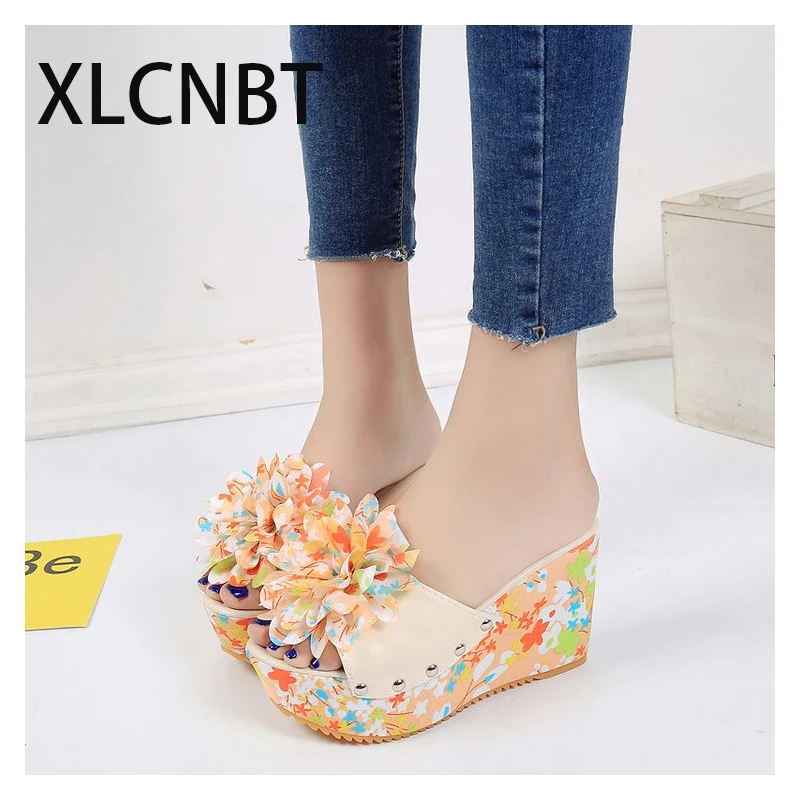 Модные домашние туфли женские шлепанцы на толстой подошве с цветочным