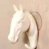 White Крючок для хранения на присоске, настенный декоративный стеллаж с головой лошади для ювелирных изделий, вешалки для ключей, смоляный крючок в виде лошадиной головы#10 - Цвет: White