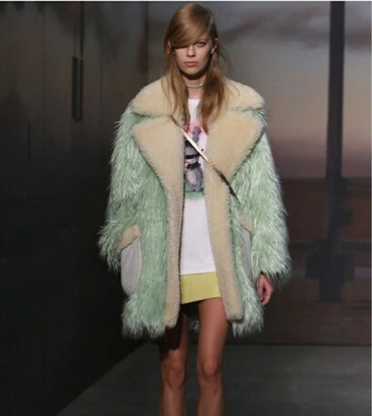 Женское длинное пальто с искусственным мехом зеленое пушистое верхняя одежда