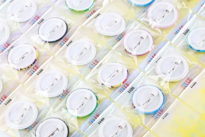 Новинка 108 шт./компл. популярные цветные буквы мультфильм белый значок с собакой