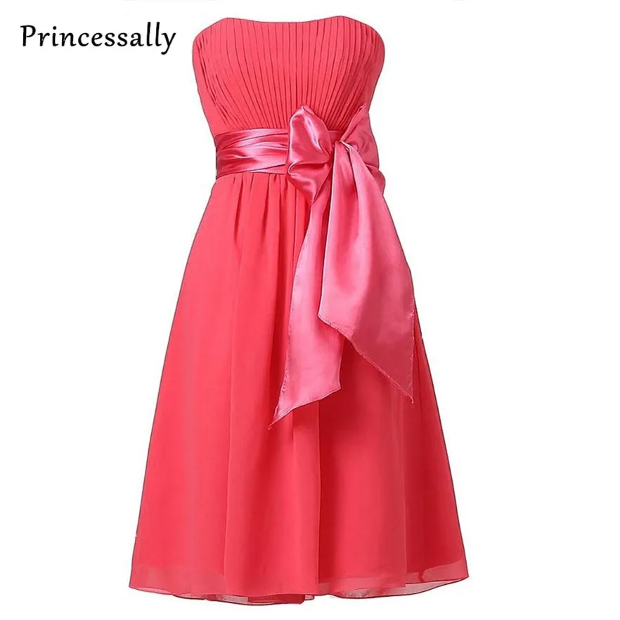 Шифоновые плиссированные платья невесты кораллового цвета с открытыми плечами