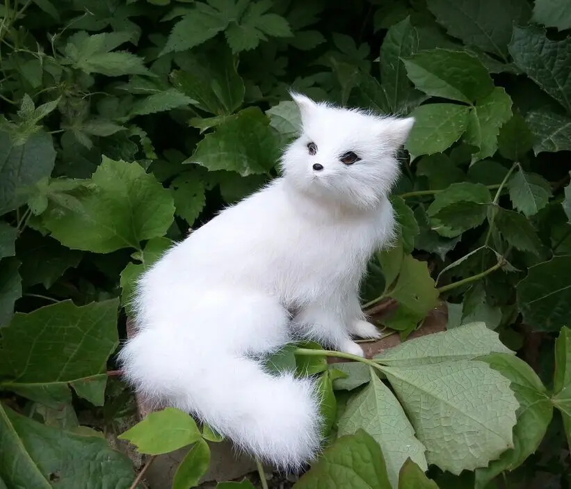 Игрушечная лисица симпатичная имитация белая сидящая из смолы и меха лисы кукла