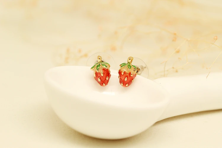 Симпатичные серьги в виде клубники новые индивидуальные уникальные маленькие