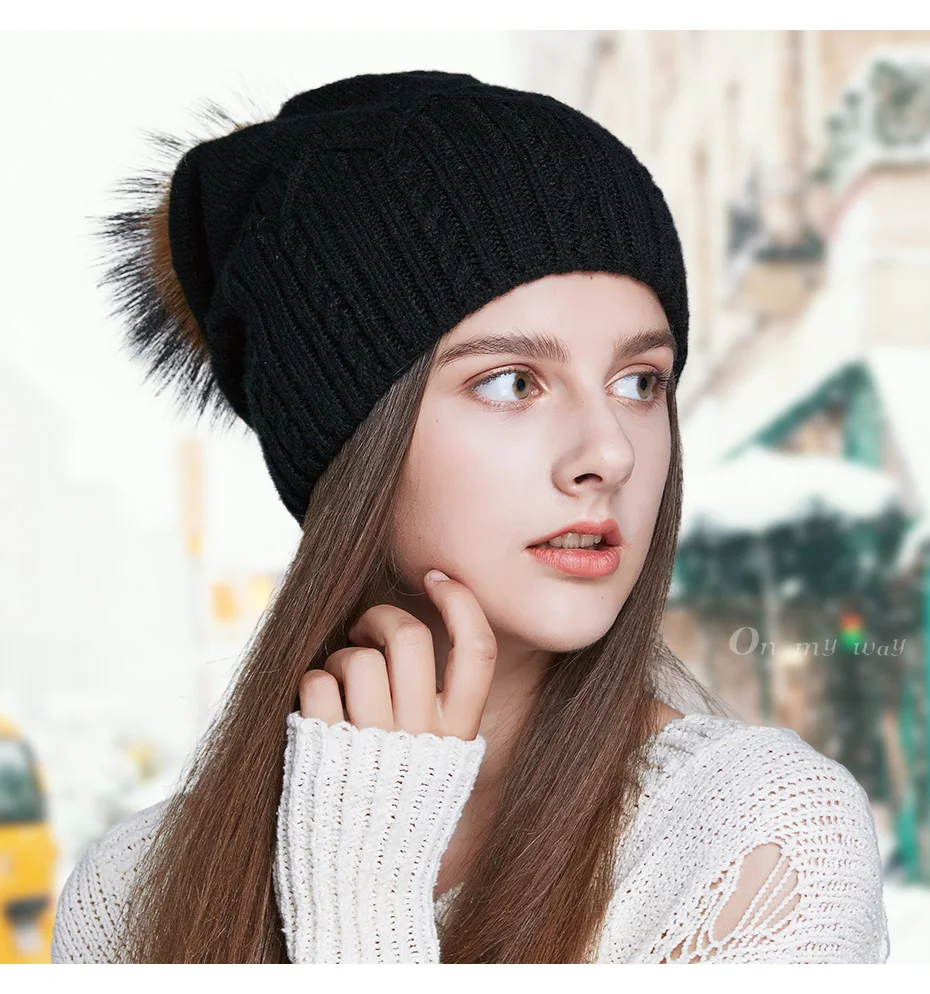 ENJOYFUR толстый зимний Шапки для Для женщин мех енота помпон шапки модные твист-типа с напуском теплая подкладка шапочки