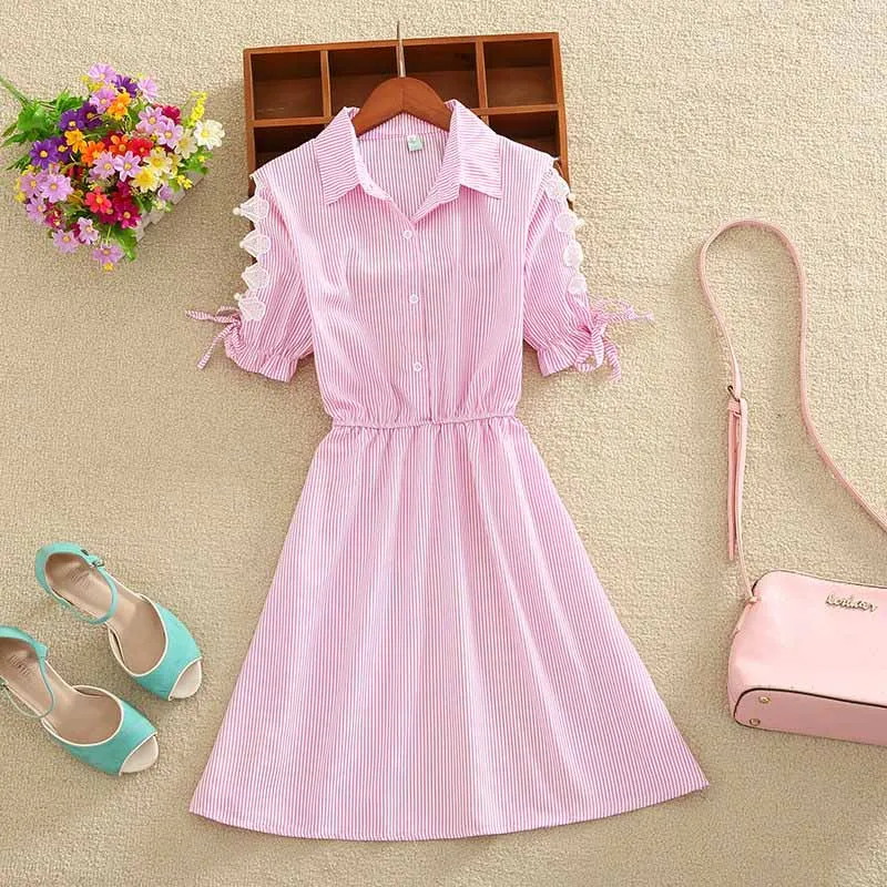 Женское платье-рубашка в полоску с коротким рукавом и отложным воротником