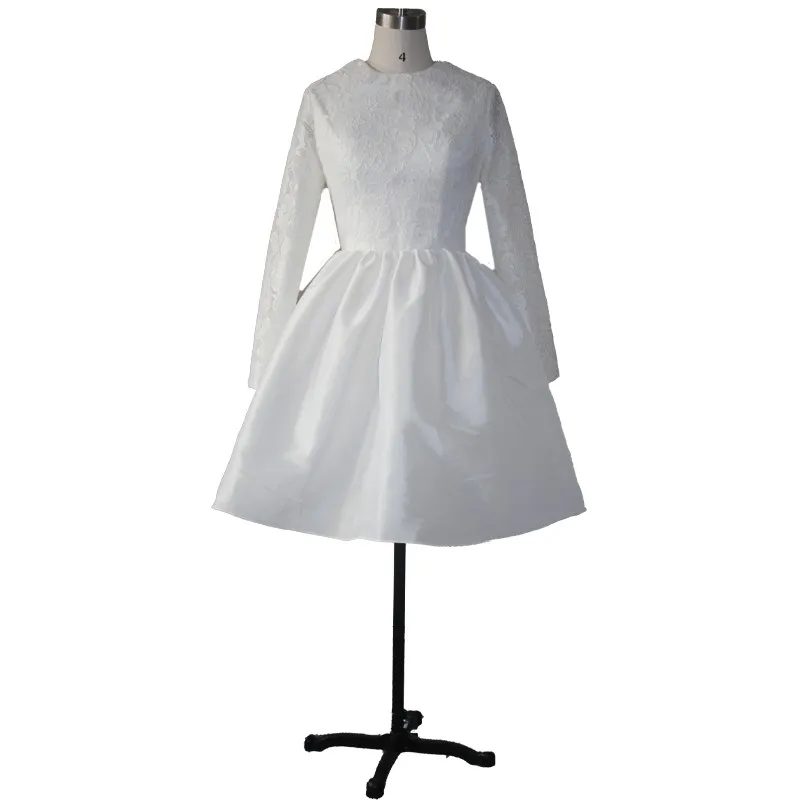 С круглым вырезом белого цвета с длинными рукавами платье для выпускного вечера