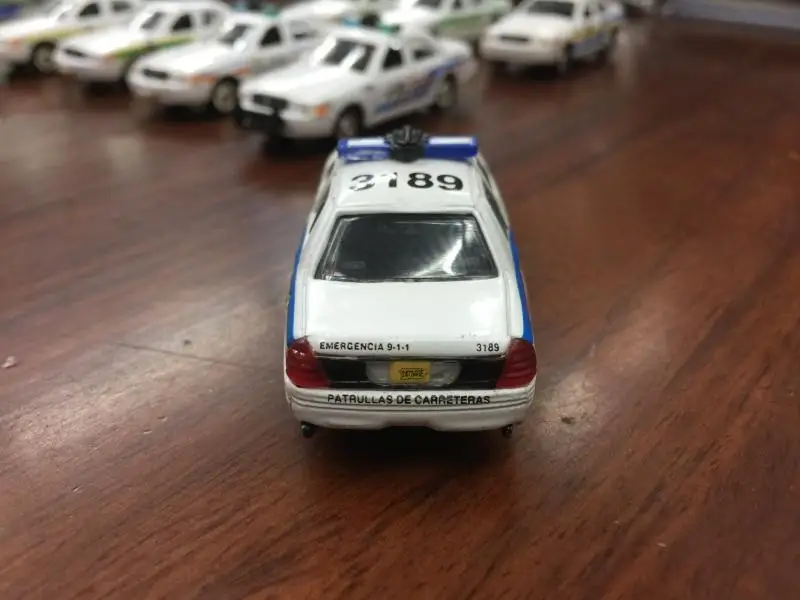 Премиум литой металлический сплав 1: 64 Crown Victoria 2002 Ford Crown Victoria модель полицейской машины игрушка