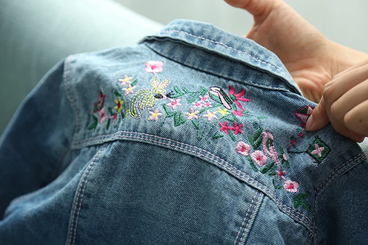 2018 весенне-осенняя Модная Джинсовая куртка с вышитыми цветами для девочек