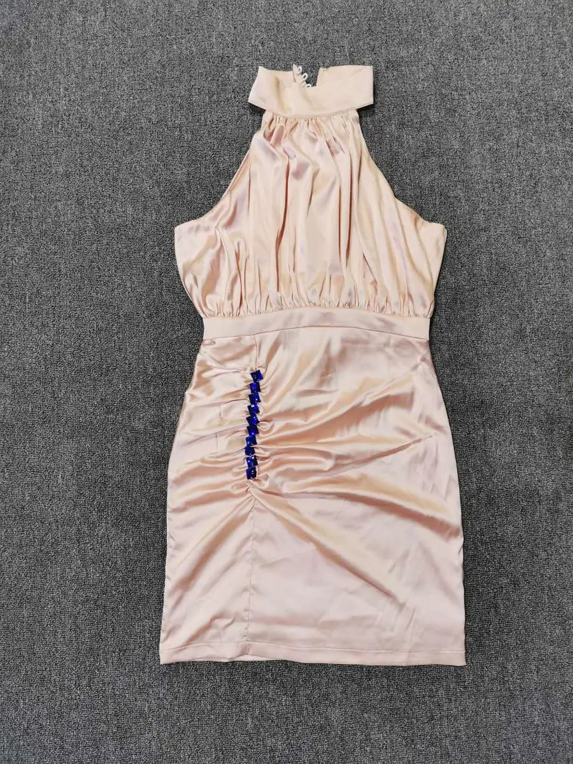 Женское атласное вечернее платье с бусинами элегантное дизайнерское облегающее