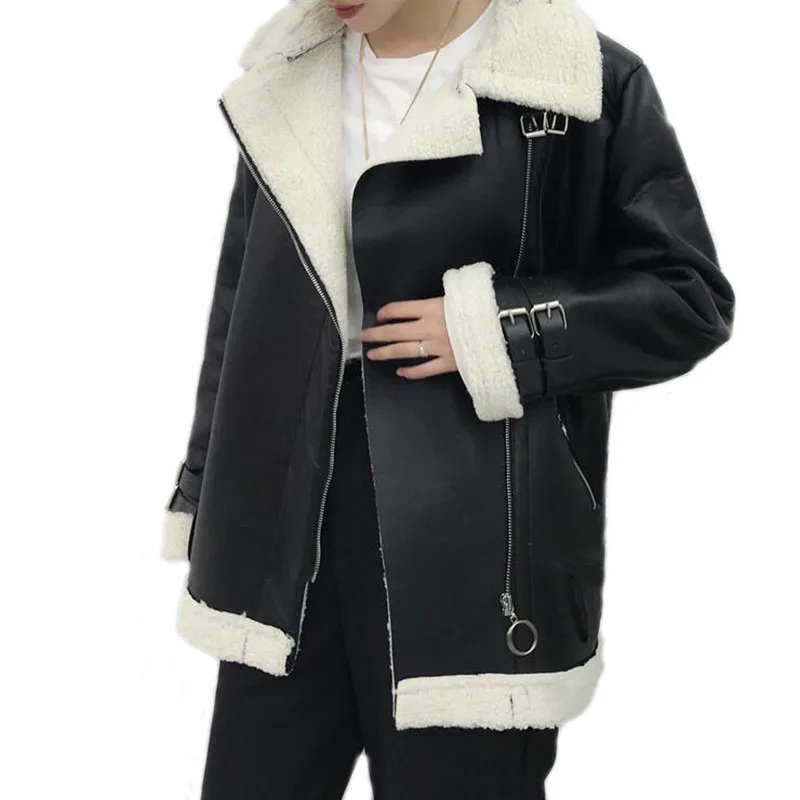 Женская кожаная куртка из искусственной кожи черная свободного покроя с мехом