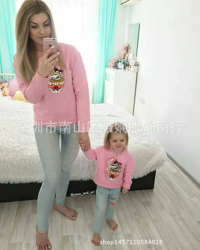 Розовый Зимняя одежда для мамы и дочки одинаковые комплекты для семьи Рождественские свитера семейная одежда Детские толстовки с рисунком мороженого - Цвет: Розовый