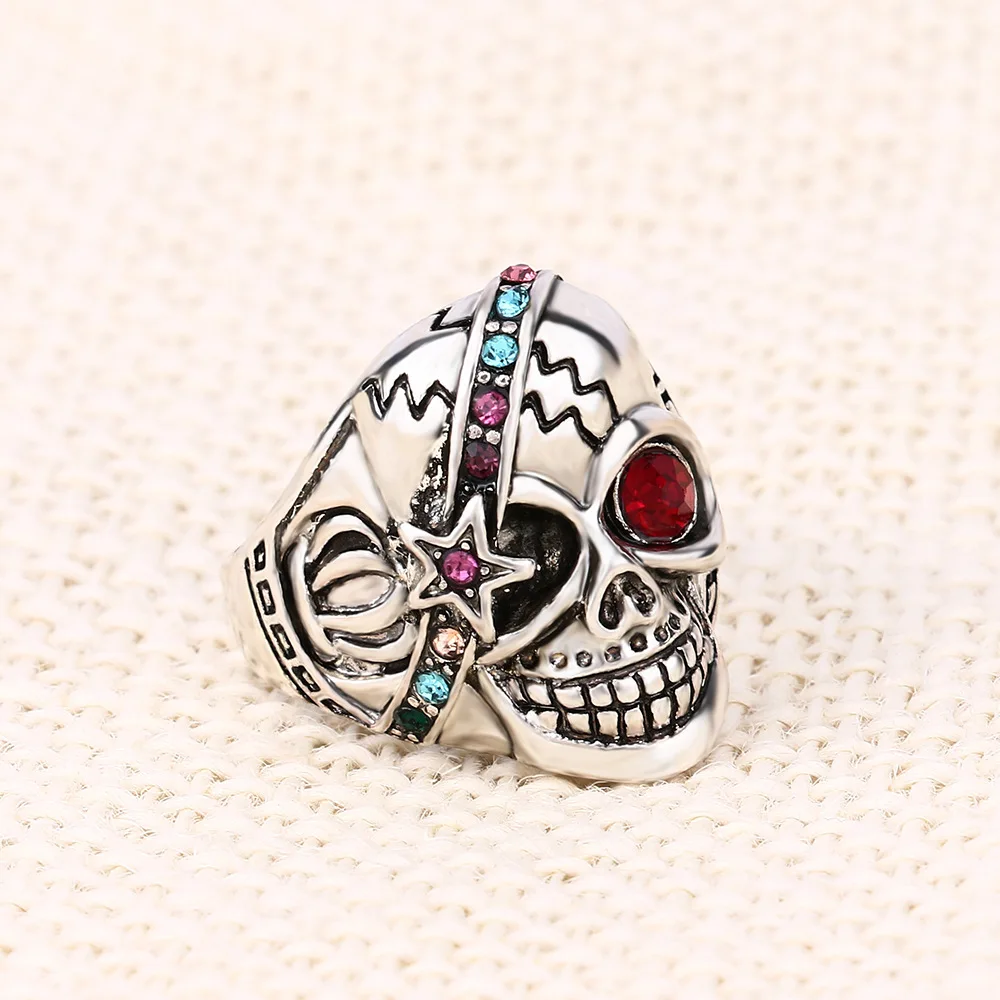Кольцо мужское из титана в виде черепа с инкрустацией под старинное