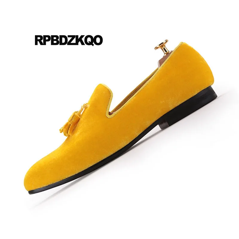 Классические бархатные туфли бордового цвета с кисточками желтого для