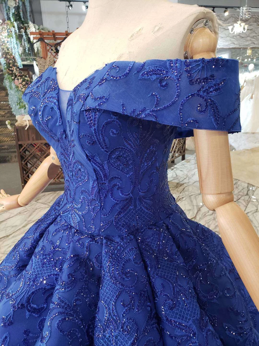 

Sweetheart Royal Blue Off The Shoulder Stuting Prom Gown Sequins Ball Gown Luxurious Lace Waves Big Skirt Formal Prom Dresses